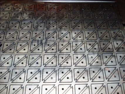 Chapa de aço com peças cortadas a laser