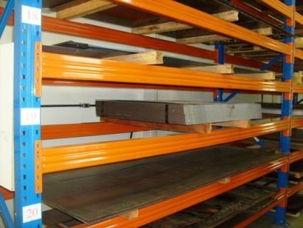 Estantes verticais com chapas de aço armazenadas