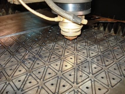 Cabeçote de corte a laser cortando chapa de aço